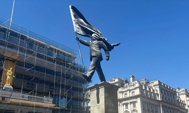 Banksy Londra’daki gizemli heykeli sahiplendi: Şehir merkezinde yoğun ilgi