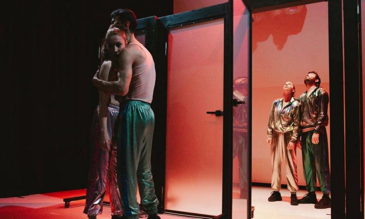 Khôra ile aidiyetin bedendeki yankısı: göç, kimlik ve boşluk üzerine bir sahneleme