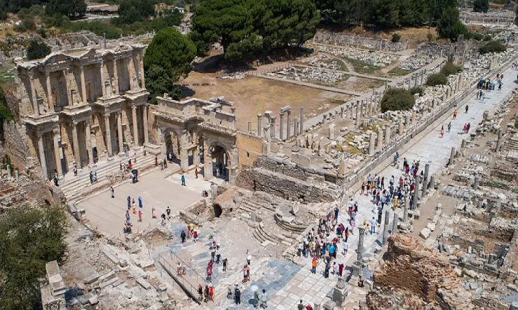 UNESCO mirası Efes’te tapınak kalıntıları otopark tehdidi altında