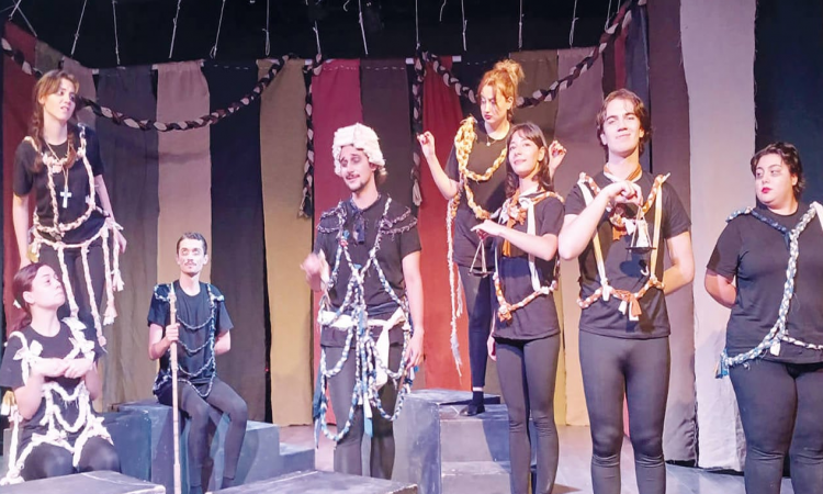 Gençlerden Brecht: TOBB’lu öğrenciler “Kafkas Tebeşir Dairesi”ni epik tekniklerle sahnelediler