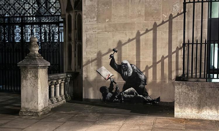 Banksy’den Londra’da adaletin ironisi: Kraliyet mahkemesi duvarına çarpıcı mural