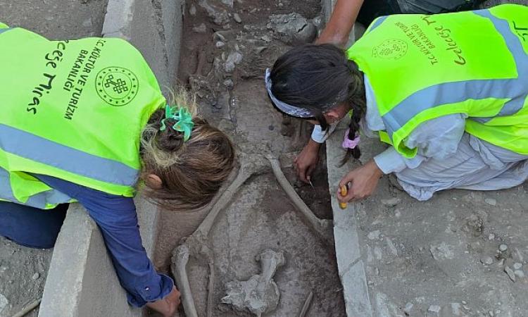 Aspendos’ta 2 bin 400 yıllık bir mezar: Güreşçiye mi ait?