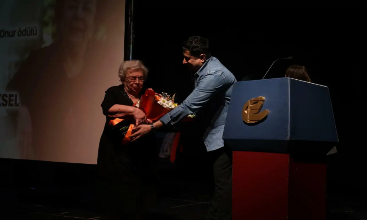 Genco Erkal Emek ve Onur Ödülü'nun ilki Prof. Dr. Ayşegül Yüksel'in