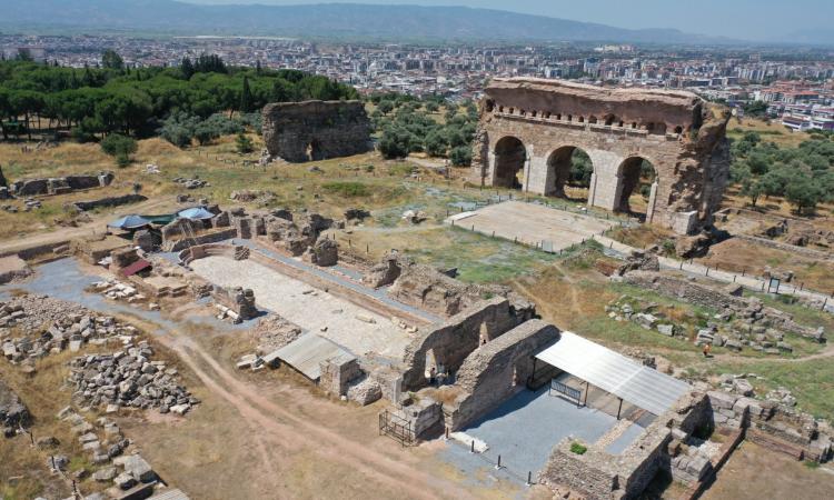 Tralleis Antik Kenti'nde 2 bin yıllık yüzme havuzu gün yüzüne çıkarıldı