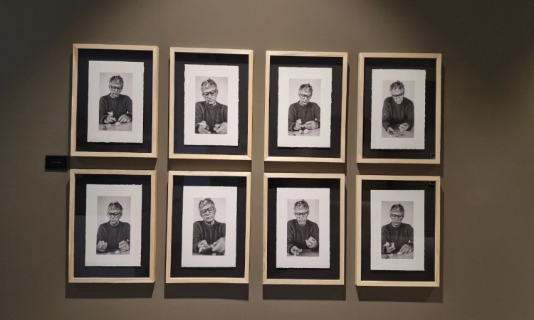 “Siyahın kurduğu alan”: Adnan Çoker’in “Mutlak Siyah” sergisi Ankara’da