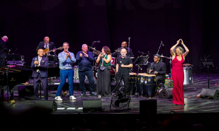 Pink Martini, Harbiye'de dünya müziklerini İstanbul'la buluşturdu