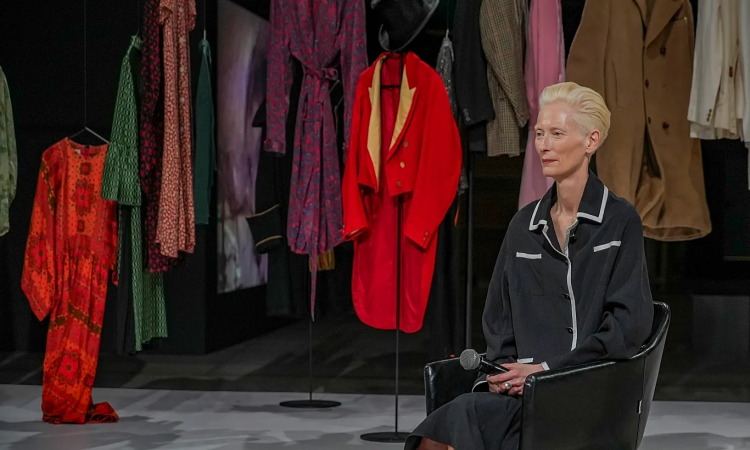 Tilda Swinton’ın “Ongoing” sergisi kolektif üretimi odağına alıyor