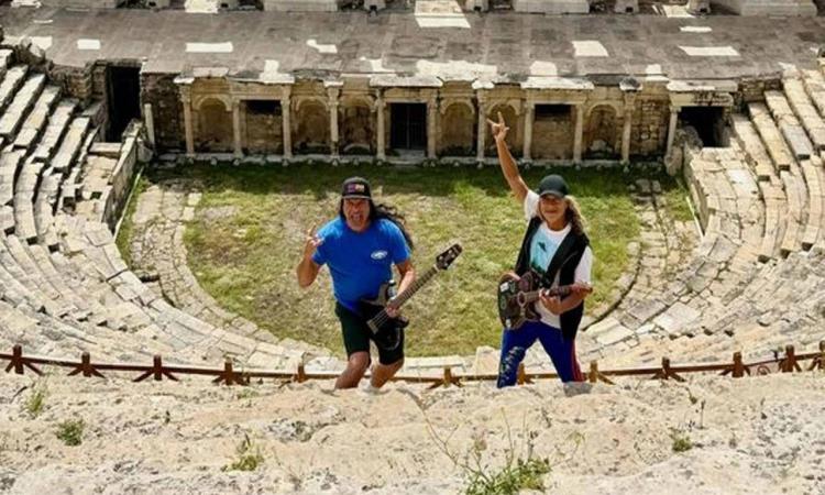 Metallica üyeleri Denizli’de: Kirk Hammett ve Robert Trujillo Pamukkale’yi ziyaret etti